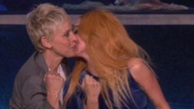 Το φιλί της Lady Gaga σε γνωστή παρουσιάστρια