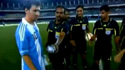 Διαιτητής έβγαλε φωτογραφία τον Μέσι! (video)