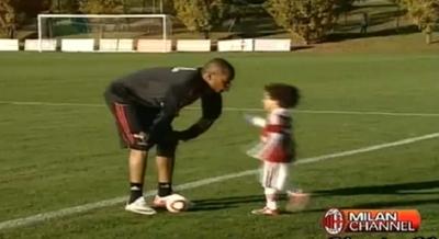 Φιγουρατζής, σαν τον μπαμπά του (video)