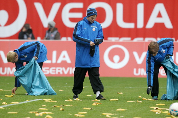 Βροχή από μπανάνες και φωτοβολίδες (pics)