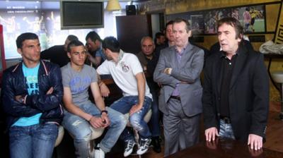 (Ξανα)βάζουν πλάτη