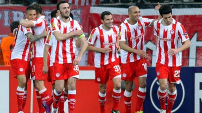 Σηκώνει κεφάλι και κοιτάει μπροστά!