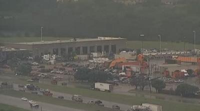 Τυφώνας σηκώνει φορτηγά στον αέρα