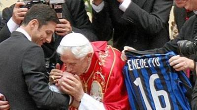 Δώρο μια φανέλα στον Πάπα