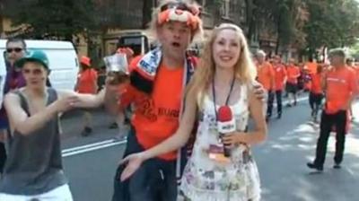 Ολλανδοί «γλεντούν» Ουκρανή ρεπόρτερ! (video)