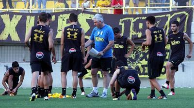 Το παλεύει με όσους έχει…