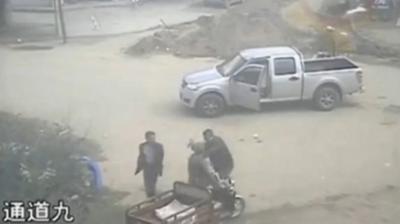 Τον έσφαξε στη μέση του δρόμου (video)