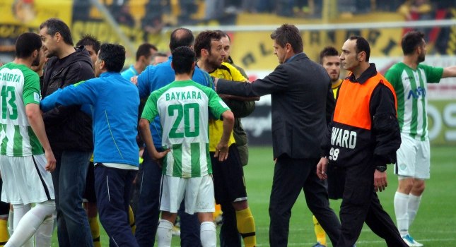 «Ευχαριστούμε για τις… φτυσιές και τις κλοτσιές»