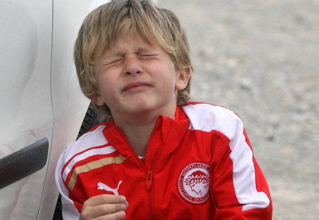 Ο πιτσιρικάς κλαίει απο τα δακρυγόνα της αστυνομίας