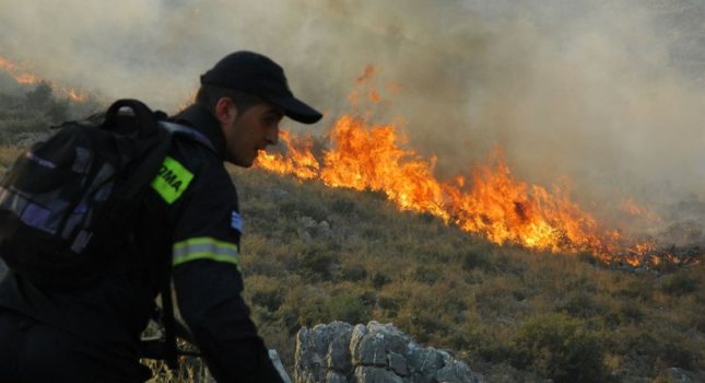 Σε πύρινο κλοιό η χώρα