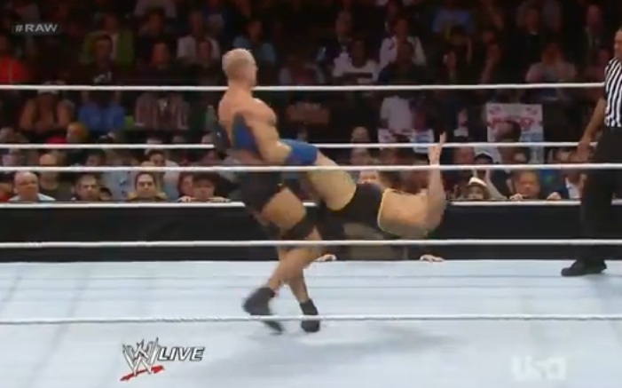 Παλαιστής στο WWE γύριζε τον αντίπαλο του στον αέρα για 36 δευτερόλεπτα