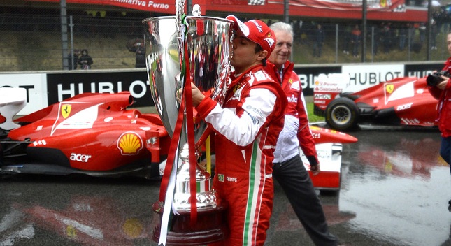 H Ferrari τίμησε τον Μάσα με τρόπαιο 1,2 μέτρων