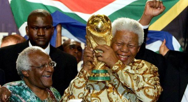 Το ποδόσφαιρο αποχαιρετά τον Νέλσον Μαντέλα (photos)