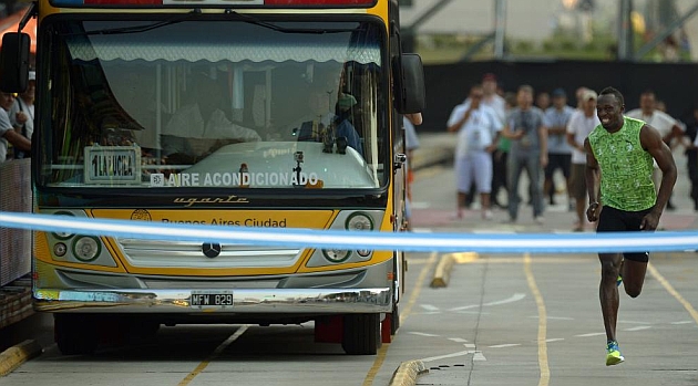 Πιο γρήγορος από λεωφορείο ο Μπολτ (video)