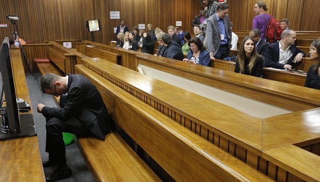 Σοκαριστικές φωτογραφίες στη δίκη Πιστόριους