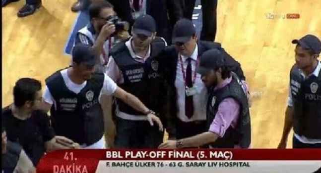 Πέταξαν περιττώματα στον Αταμάν (video)