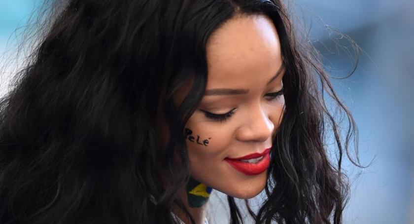 Τα πέταξε στο γήπεδο η Ριάνα! (pic)