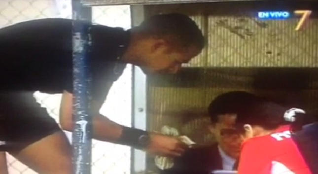 Διαιτητής μετρά λεφτά on camera (video)