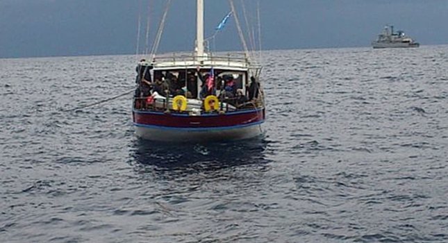 Ακυβέρνητο σκάφος με 200 λαθρομετανάστες ανοιχτά της Πύλου