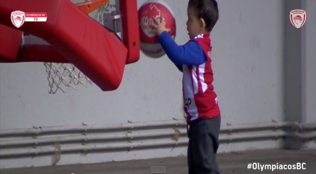 Πατήρ Σπανούλης πασάρει, υιός καρφώνει (video)