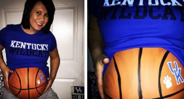 Έγκυος έκανε την κοιλιά της… μπάλα για το Κεντάκι!(pic)