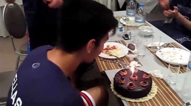 Η τούρτα-έκπληξη στον Σκουλίδα (video)