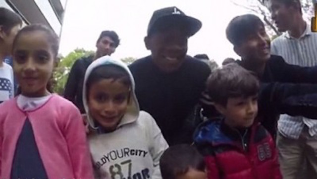 Επισκέφθηκε πρόσφυγες ο Αλάμπα (video)