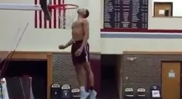 Ο έφηβος που πηδά και φιλά τη στεφάνη (video)