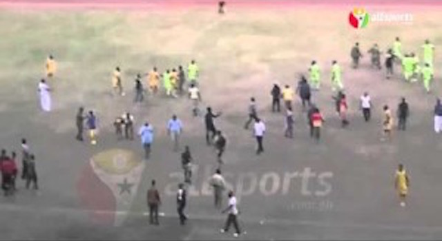 Ξύλο μέχρι τελικής πτώσης σε ματς στη Γκάνα (video)