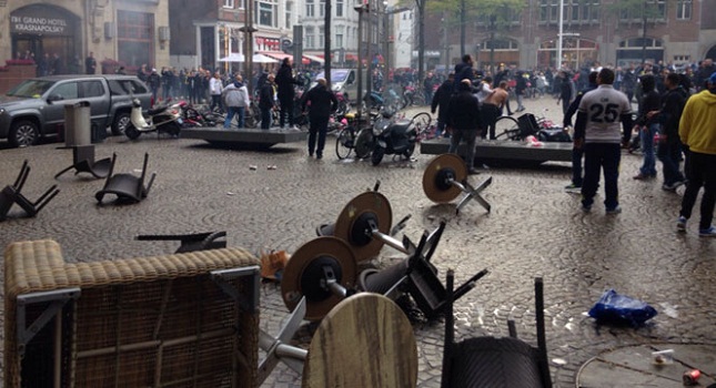Καρεκλοπόλεμος αστυνομίας-Τούρκων στο Άμστερνταμ (pics/video)