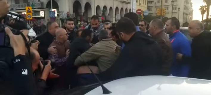 Πορεία Ποντίων: Εδειραν τον Ματθαιόπουλο και έναν βουλευτή της Χρυσής Αυγής (video)