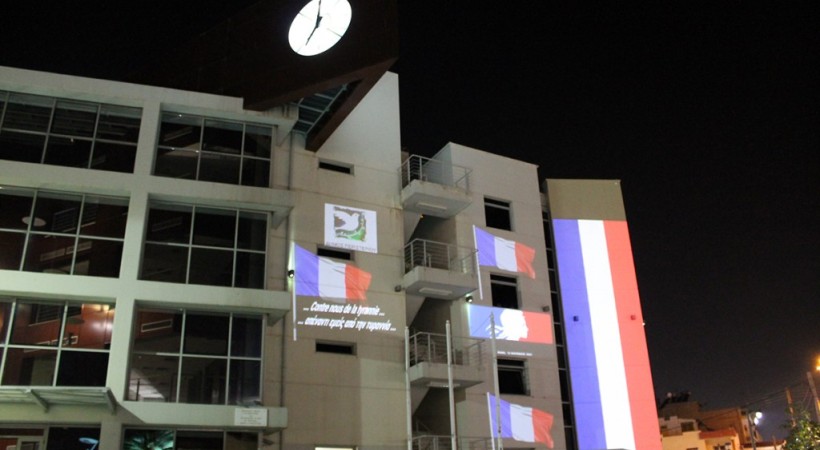 Στα χρώματα της Γαλλίας το Δημαρχείο Περιστερίου (pic/video)