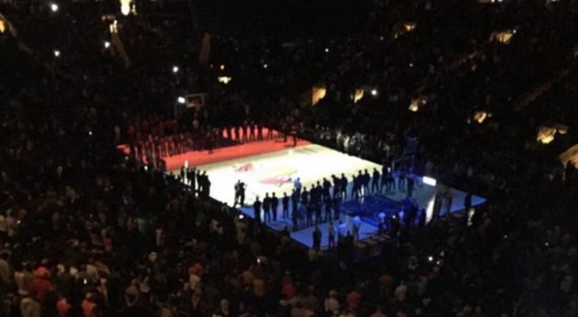 Η γαλλική σημαία στο παρκέ του Madison Square Garden (pic)