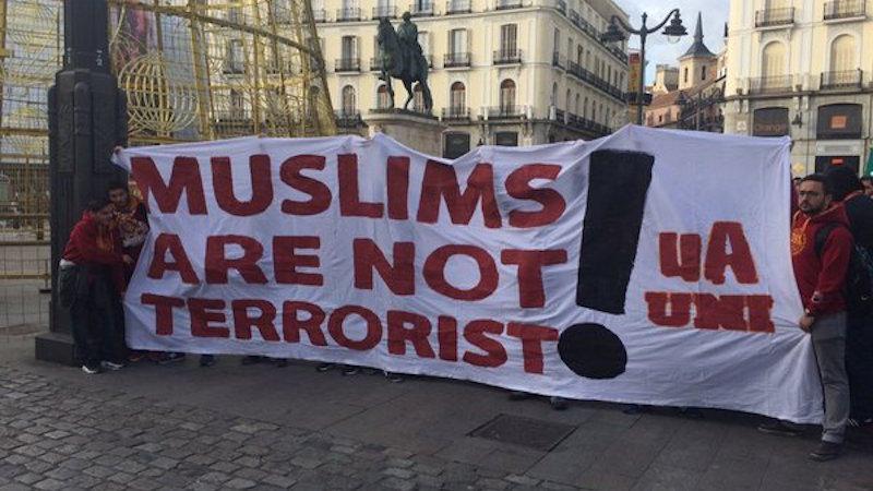 «Οι μουσουλμάνοι δεν είναι τρομοκράτες» φωνάζουν στη Μαδρίτη οπαδοί της Γαλατά (video)