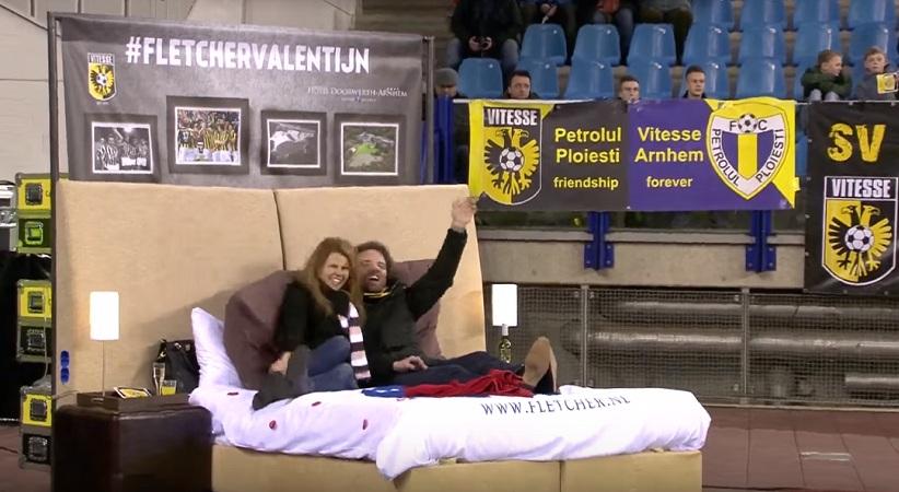 Ζευγάρι είδε αγώνα στην Ολλανδία από κρεβάτι μέσα στο γήπεδο (video)