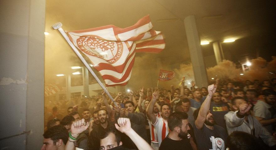 Έκλεισαν την Εθνική οδό οι οπαδοί του Ολυμπιακού (pic)