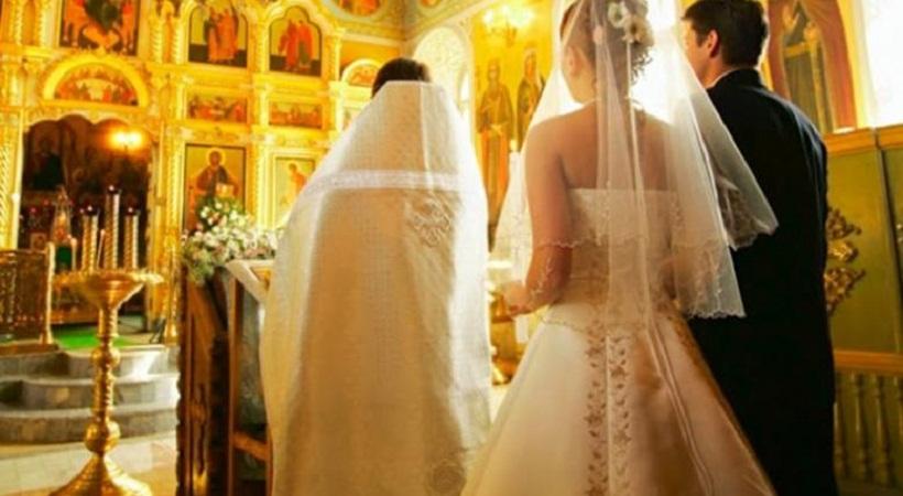 Παπάς πλάκωσε στο ξύλο τον κουμπάρο την ώρα του γάμου