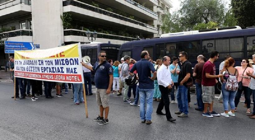 Ένταση ανάμεσα σε απλήρωτους εργαζόμενους του Athens Ledra και ΜΑΤ
