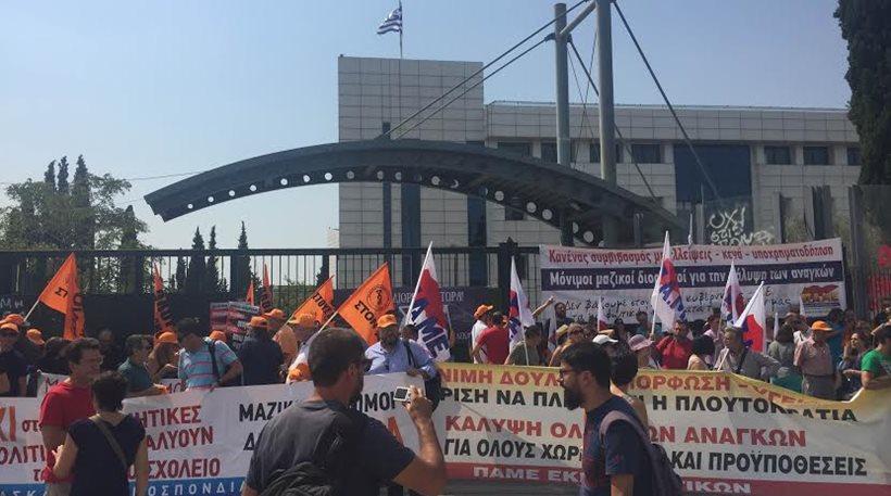 Σε εξέλιξη συγκέντρωση εκπαιδευτικών στο υπουργείο Παιδείας