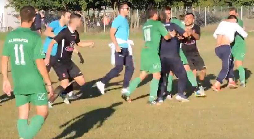 Τρομερό ξύλο μεταξύ ποδοσφαιριστών στα Τρίκαλα (video)