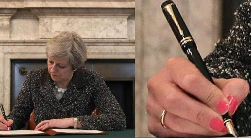 Με ροζ νύχι και πένα 400 λιρών υπέγραψε το Brexit η Τερέζα Μέι (pics)