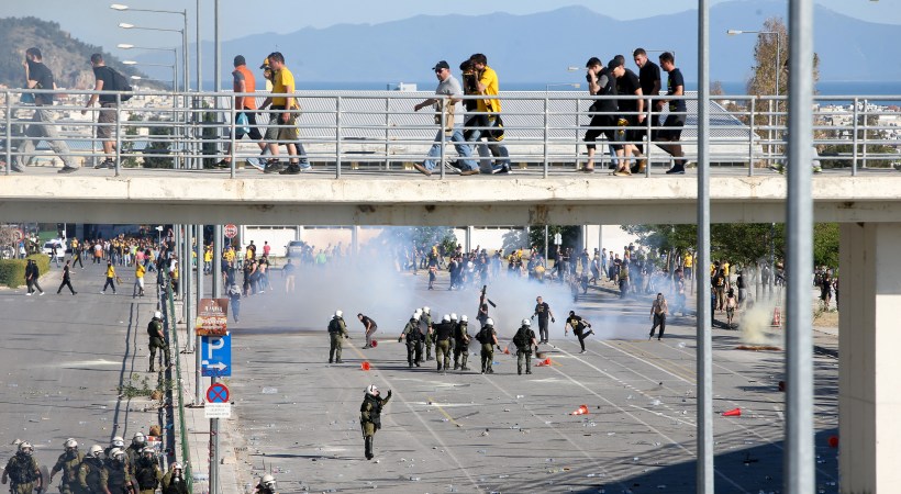 Εικόνες από τα απίστευτα επεισόδια πριν τον τελικό Κυπέλλου