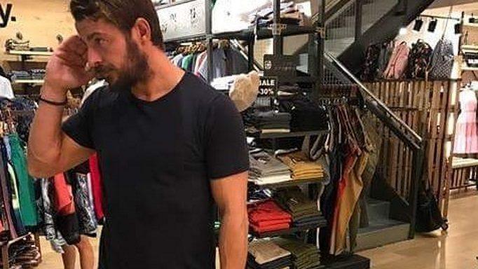Ο Γιώργος Αγγελόπουλος αλλάζει ρούχα στο δοκιμαστήριο και οι πωλήτριες λιώνουν…