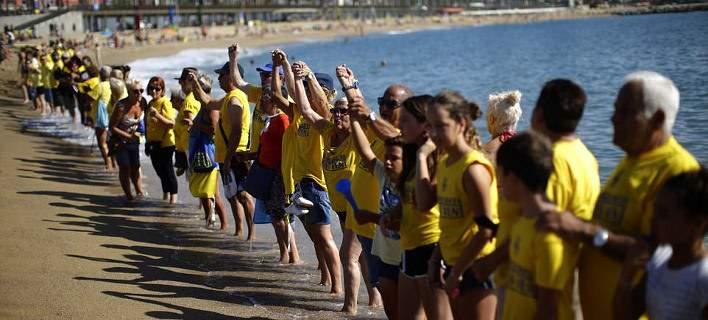 Aπίστευτες εικόνες στη Βαρκελώνη: Κάτοικοι εμποδίζουν τουρίστες να μπουν στη θάλασσα! (pics)