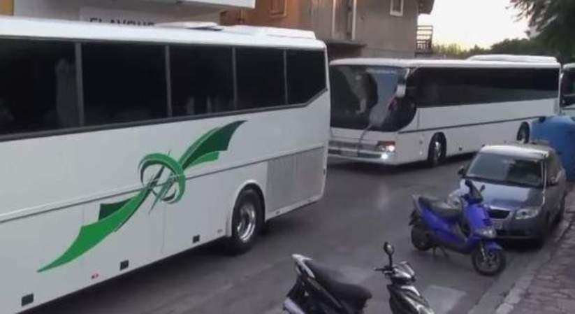 Ναύπακτος: Γαμπρός πήγε στην εκκλησία με... 19 λεωφορεία (video)
