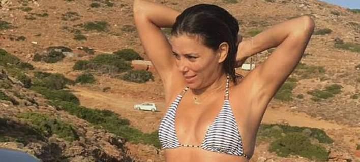 Η Εύα Λονγκόρια με μπικίνι σε γιοτ στο Αιγαίο (pics-video)