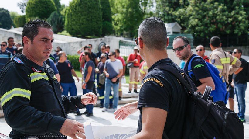 Συγκέντρωση συμβασιούχων πυροσβεστών στο Σύνταγμα