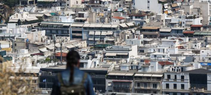Σχεδόν το μισό εισόδημα του Ελληνα φεύγει σε φόρους και για τη συντήρηση του σπιτιού