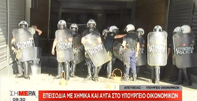 Ένταση και ρίψη αυγών σε συγκέντρωση της ΠΟΕΔΗΝ έξω από το ΥΠΟΙΚ