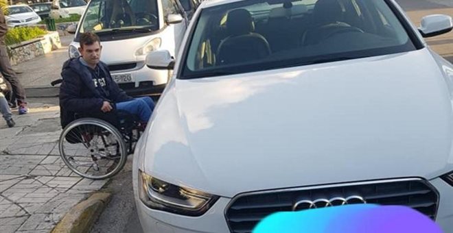 Eλλάδα 2018: Ανήλικος με αμαξίδιο περίμενε 45' σε μπλοκαρισμένη διάβαση